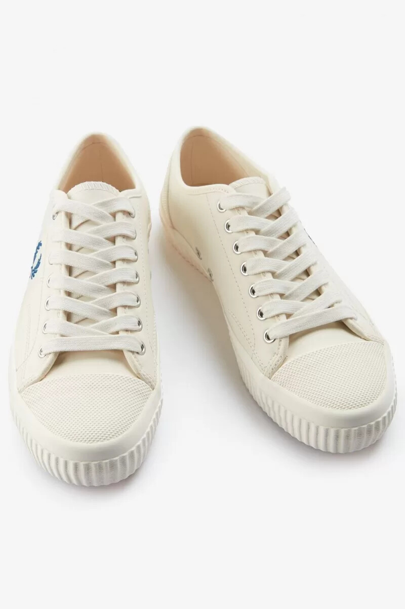 fred perry hughes low womens plimsolls light beige shaded cobalt