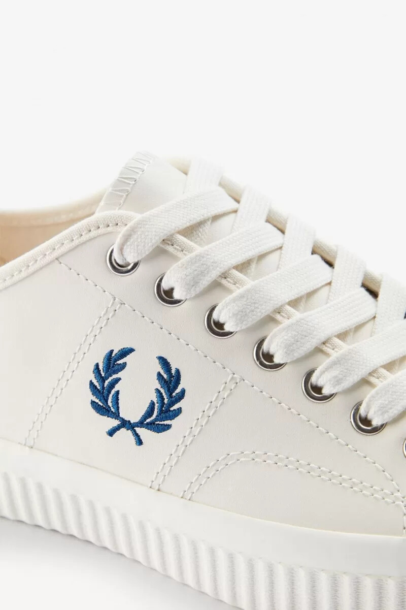 fred perry hughes low womens plimsolls light beige shaded cobalt